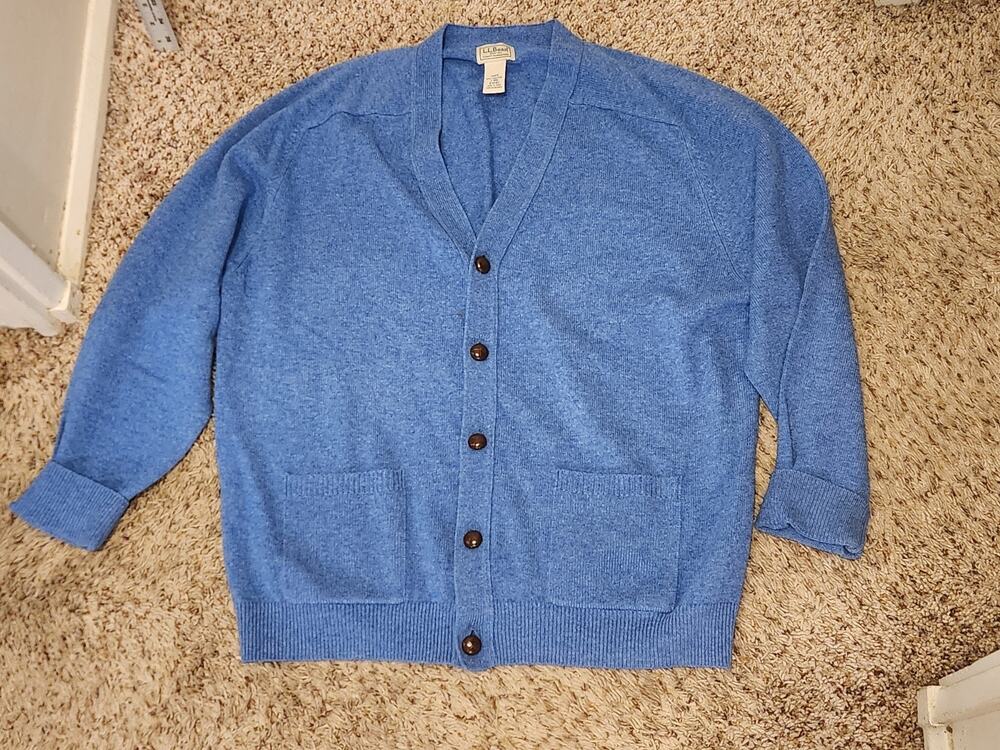 L.L.Bean Lambs Wool cardigan sweater ,Men’s L-reg. Button W/ Pockets V-neck Blue